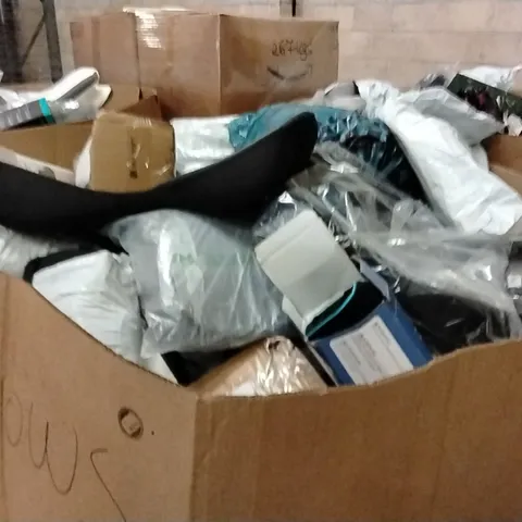 PALLET CONTAINING A LARGE QUANTITY OF PILLOWS