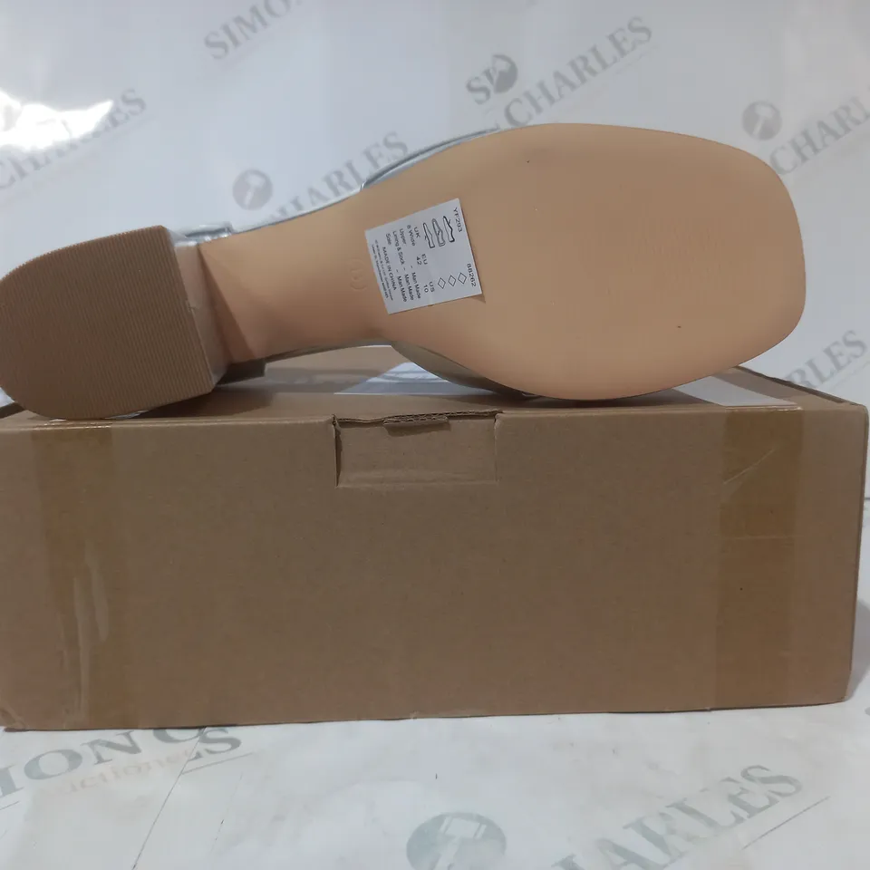 BOXED PAIR OF SIMPLY BE OPEN TOE BLOCK HEEL SANDALS IN METALLIC SILVER UK SIZE 8