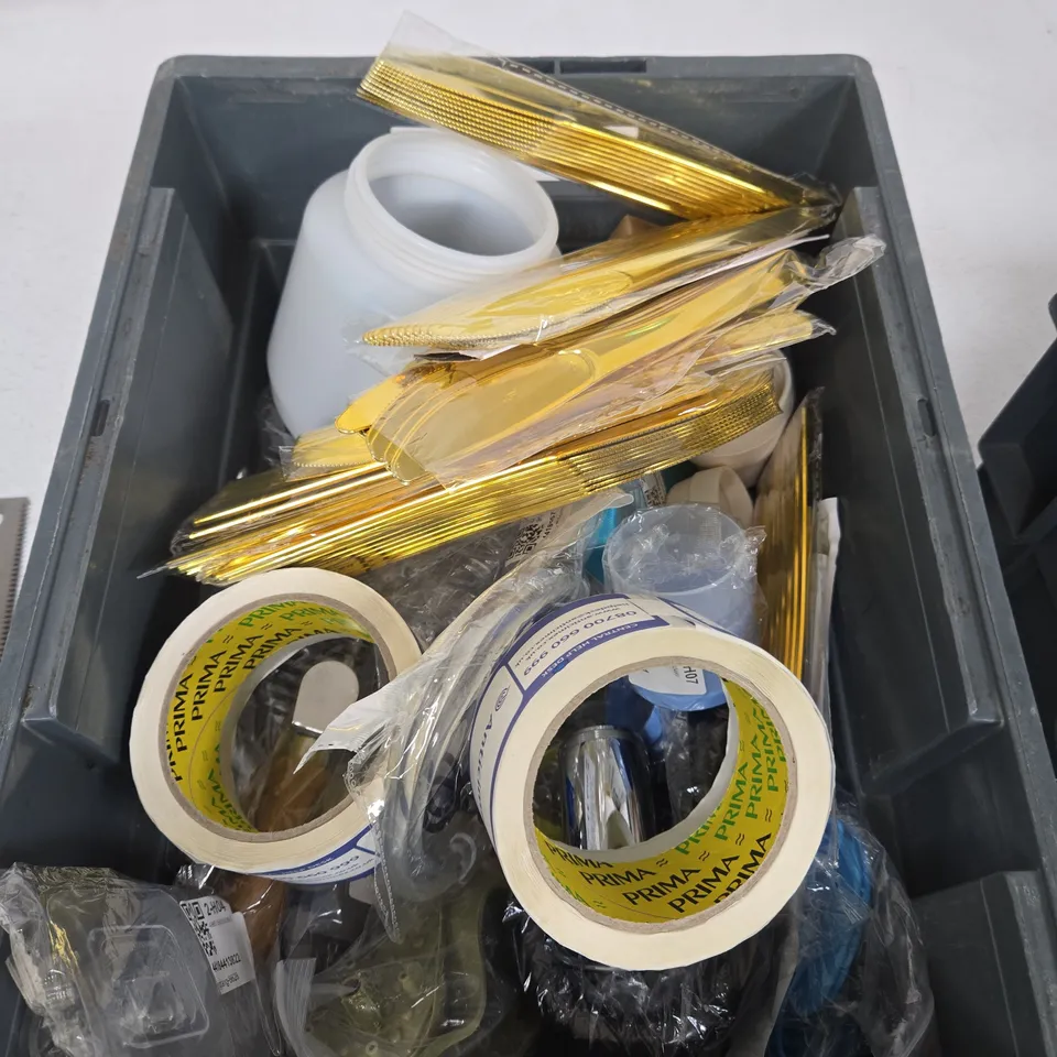 APPROXIMATELY 10 ASSORTED HOUSEHOLD PRODUCTS TO INCLUDE HOME DECOR, PLASTIC CUTLERY, HAND TOOL ETC 