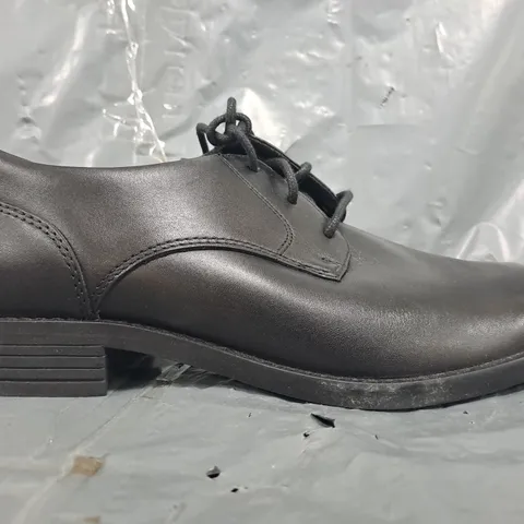 BOXED PAIR OF CLARKS SHOES IN BLACK SIZE UK 6.5