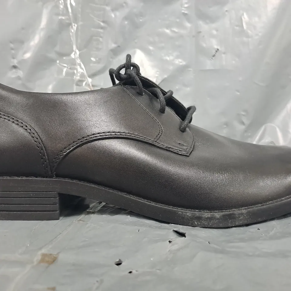 BOXED PAIR OF CLARKS SHOES IN BLACK SIZE UK 6.5