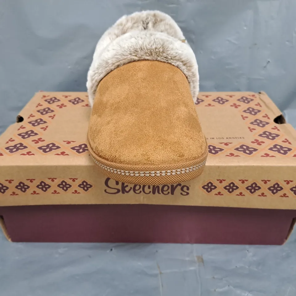 BOXED PAIR OF SKECHERS SLIPPERS IN TAN SIZE UK 7