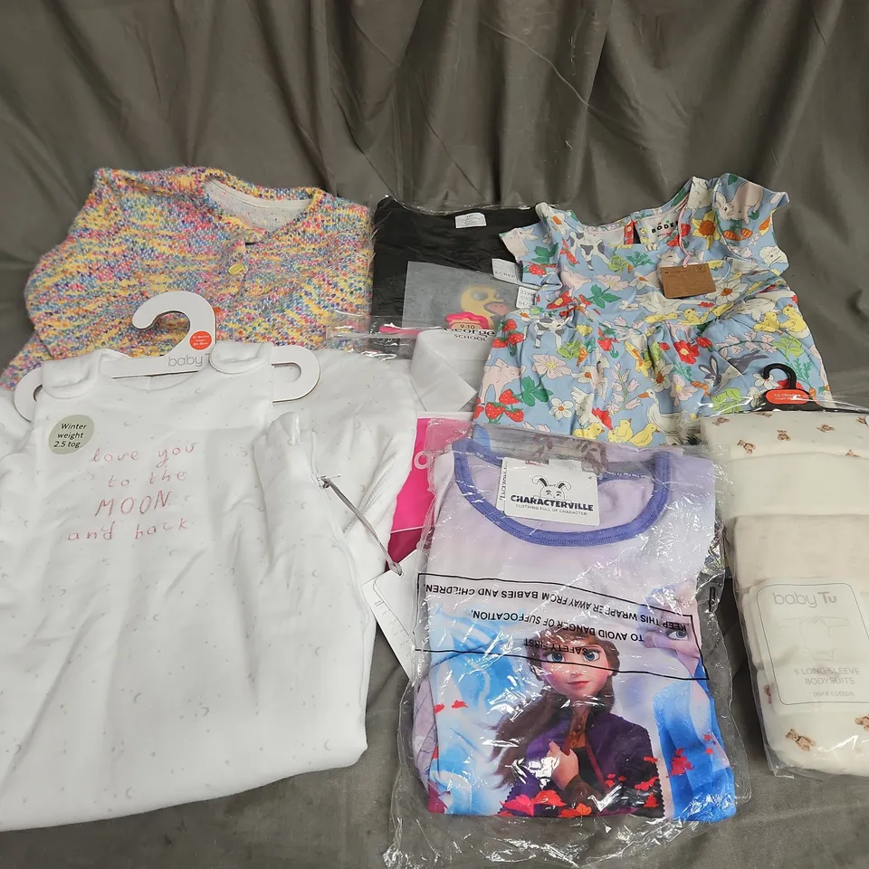 BOX OF APPROXIMATELY 30 ASSORTED KIDS CLOTHING ITEMS TO INCUDE - BABY SLEEPING BAG, BODYSUITS, DRESS, ETC