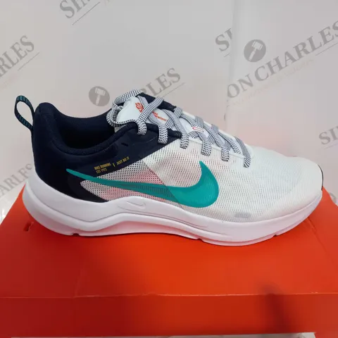 BOXED PAIR NIKE DOWNSHIFTER 12 SIZE UK7 IN WHITE/CLEAR JADE-OBSIDIAN