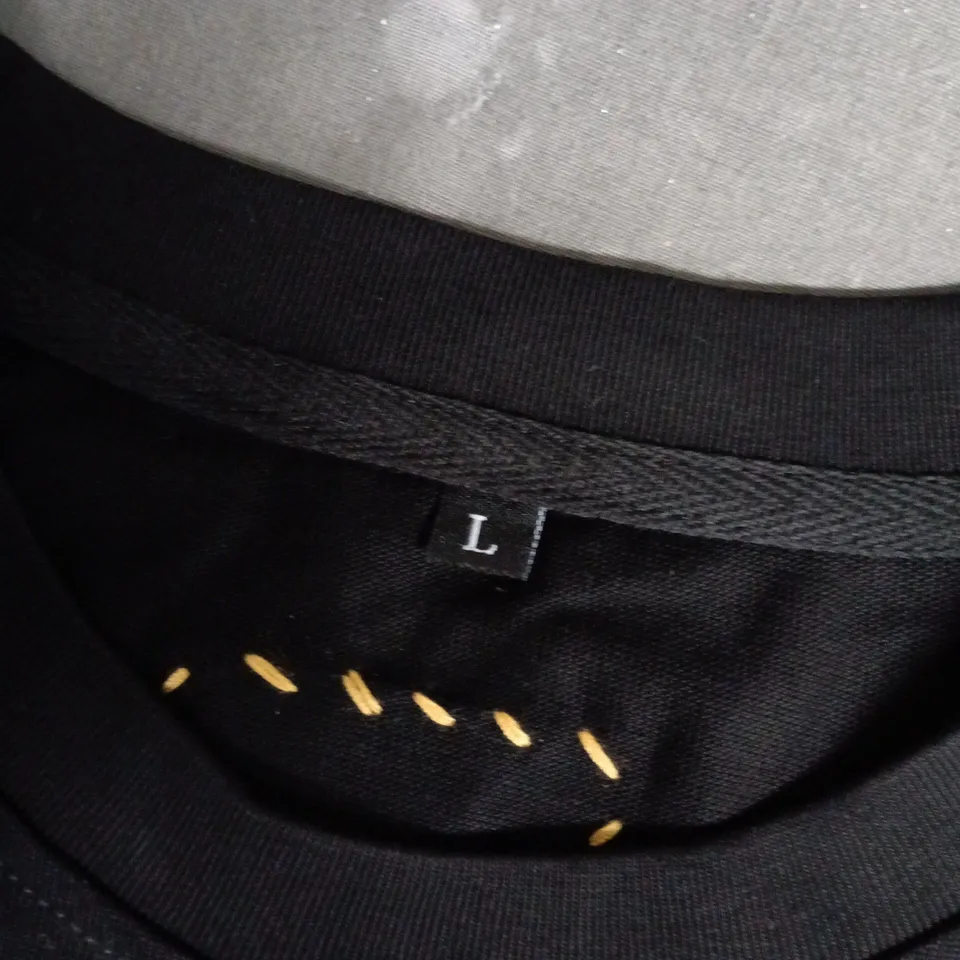 DIRTBAG BLACK T-SHIRT WITH MULTICOLOUR FOOTPRINT PRINT – UK SIZE L