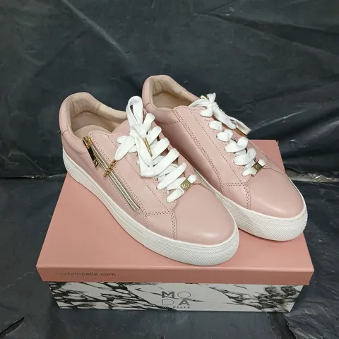 BOXED PAIR OF MODA IN PELLE BALIZE LEATHER TRAINERS CAMEO SIZE 7