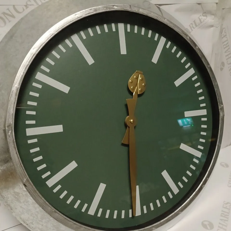 BUNDLEBERRY ROUND WALL CLOCK