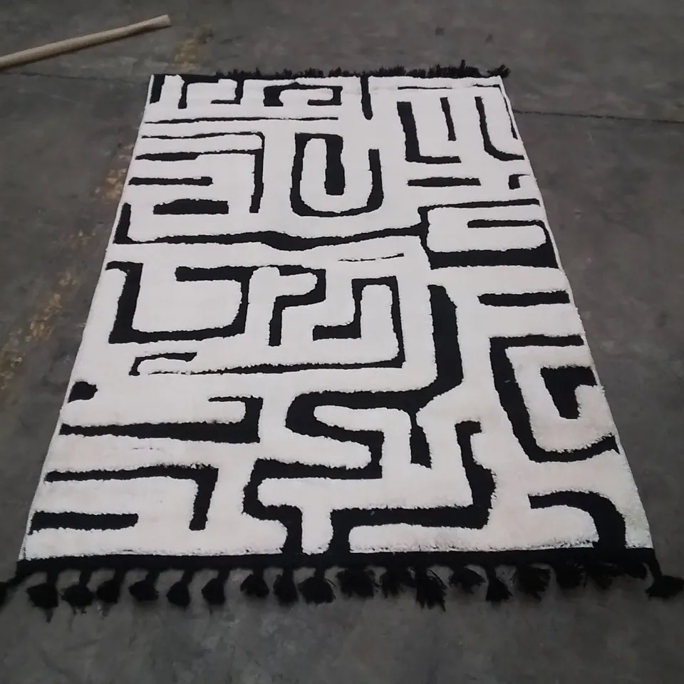 QUALITY DESIGNER AREA RUG - APPROXIMATELY 180X116CM