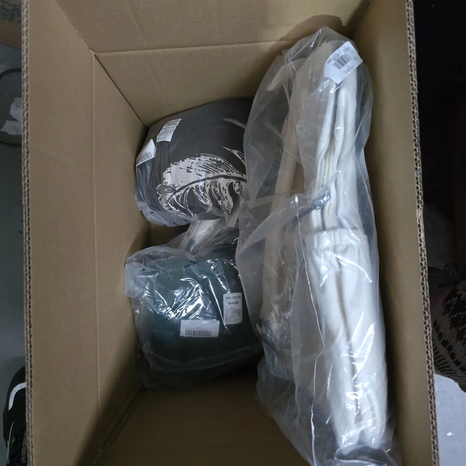 APPROXIMATELY 8 ITEMS INCLUDIND A SETTEE THROW RUGSACK AND BEDDING SETS .