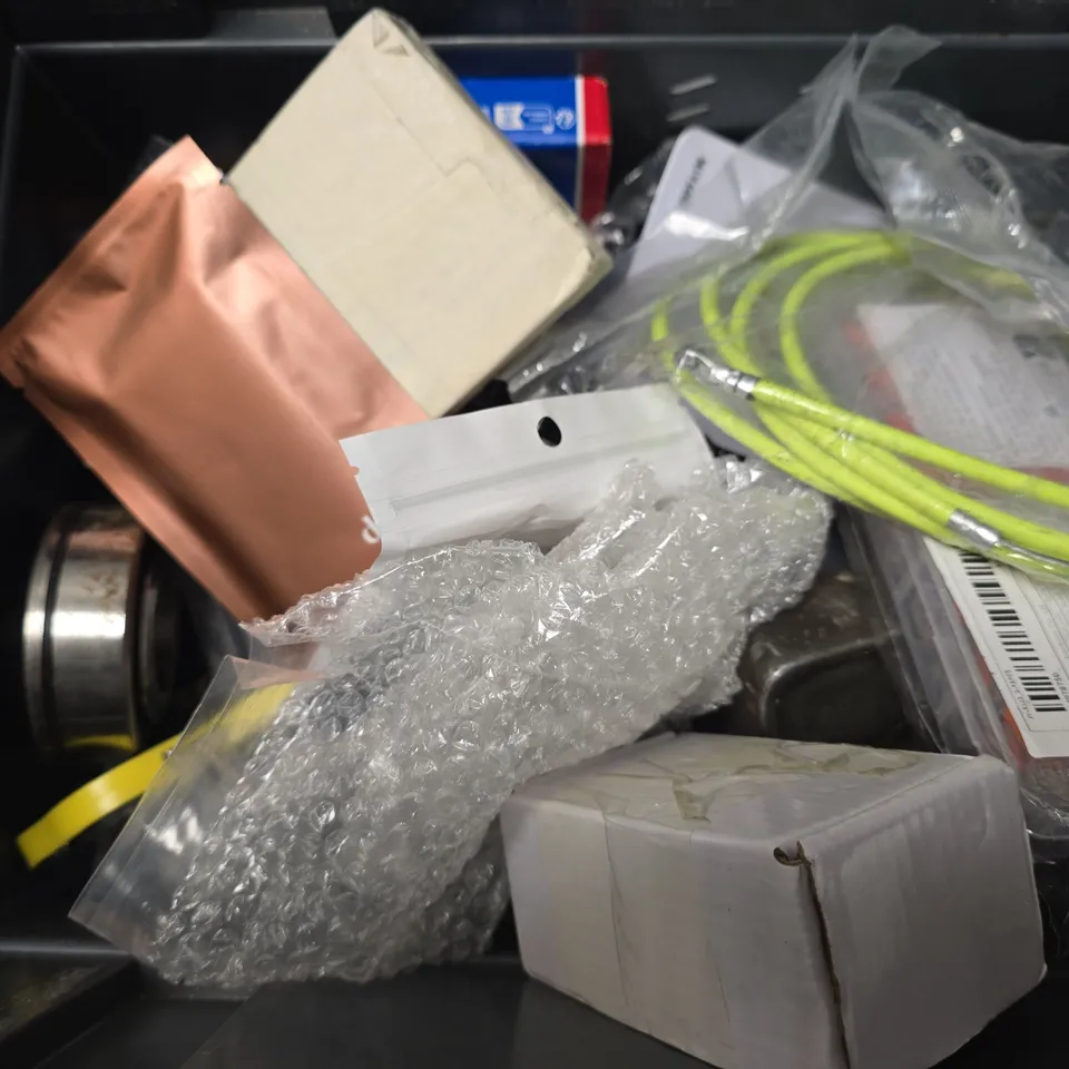 APPROXIMATELY 12 ASSORTED ITEMS TO INCLUDE - CAR CHARGER , TELESCOPIC CAR WRENCH ETC