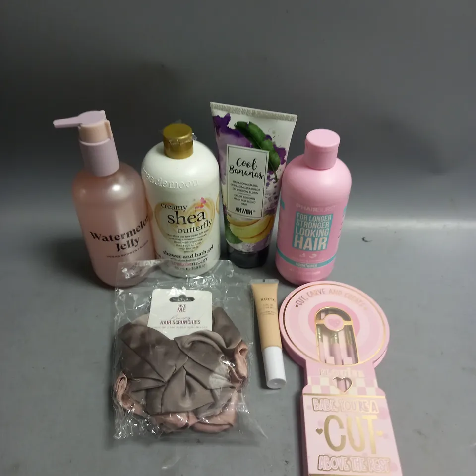 BOX OF APPROXIMATELY 20 COSMETIC ITEMS TO INCLUDE - PLOUISE BRUSH SET - TROPIC LIQUID FOUNDATION - GIVE ME HAIR SCRUNCHIES - ETC 