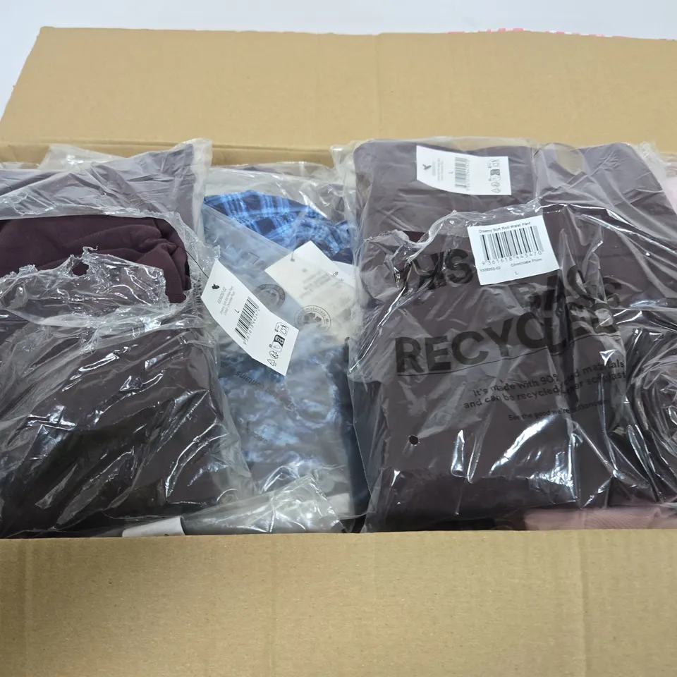 APPROXIMATELY 15 ASSORTED CLOTHING ITEMS IN VARIOUS SIZES, COLOURS & STYLES