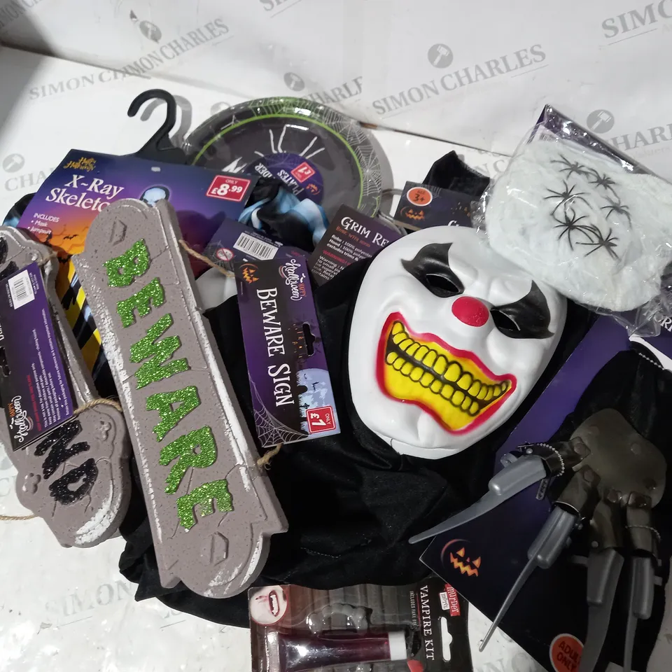 APPROXIMATELY 10 ASSORTED HALLOWEEN ITEMS TO INCLUDE GRIM REAPER COSTUME, X-RAY SKELETON COSTUME, HORROR GLOVE, VAMPIRE KIT ETC.   