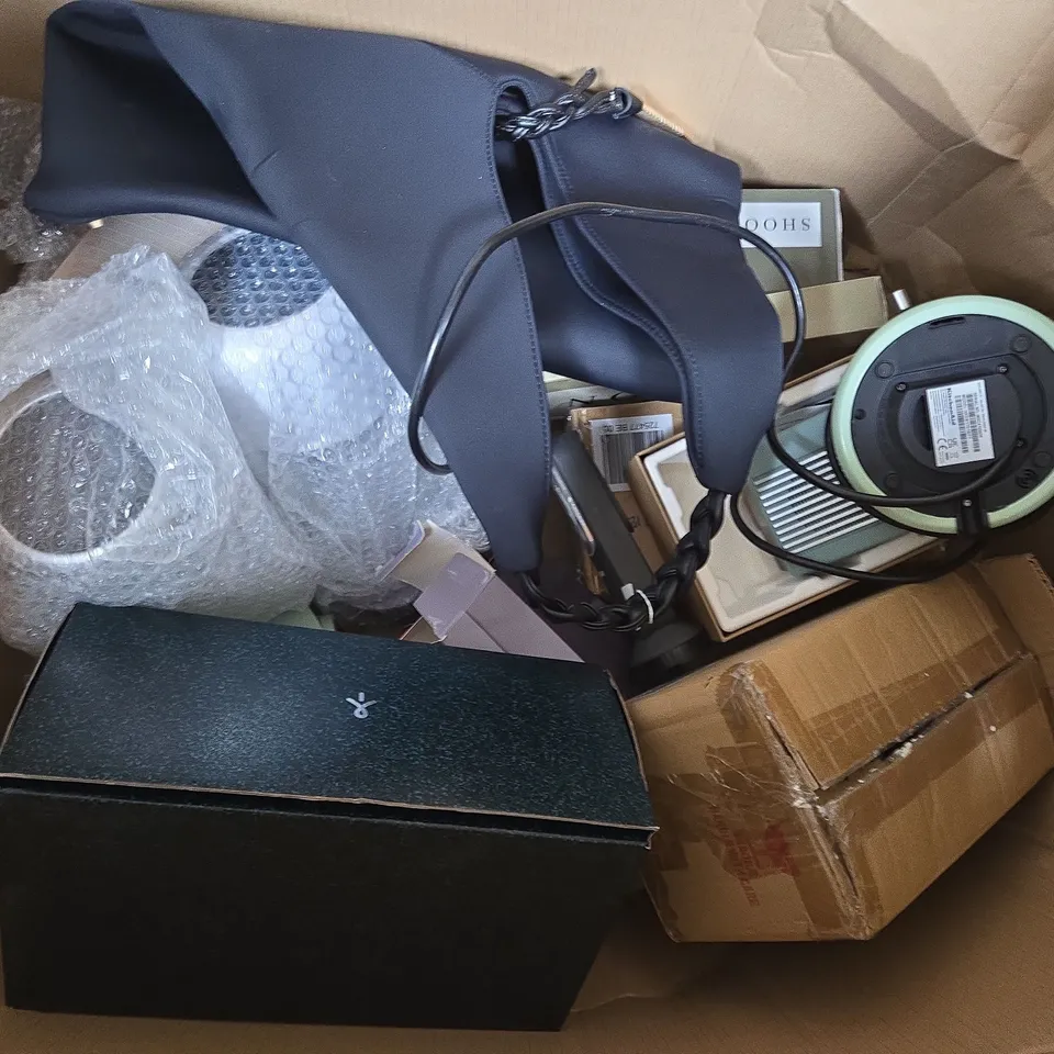 APPROXIMATELY 10 ASSORTED ITEMS TO INCLUDE EMU AUSTRALIA SHOES, TABLE LAMP, KETTLE, ETC - COLLECTION ONLY