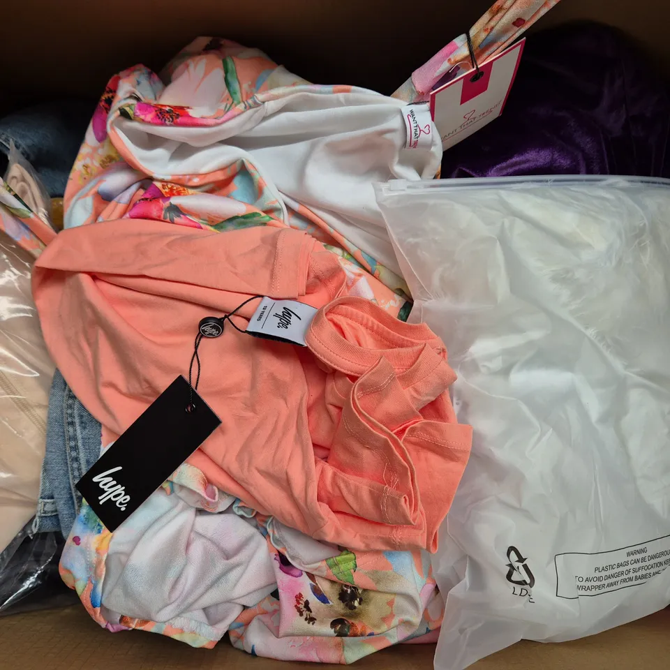 BOX OF APPROXIMATELY 20 ASSORTED CLOTHING AND FASHION ITEMS IN VARIOUS STYLES, SIZES, AND COLOURS - COLLECTION ONLY