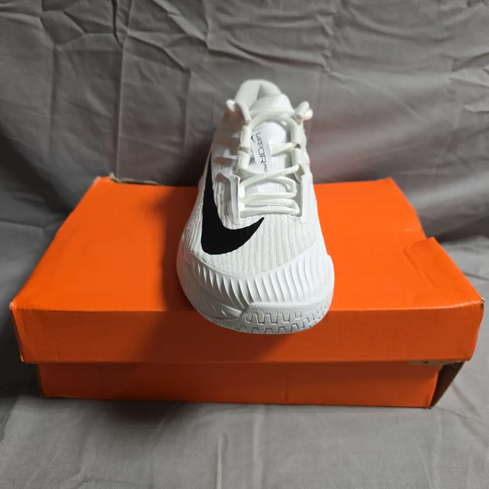 BOXED PAIR OF NIKE WOMENS ZOOM VAPOR 3 HC TRAINERS IN WHITE/BLACK SIZE UK 4.5