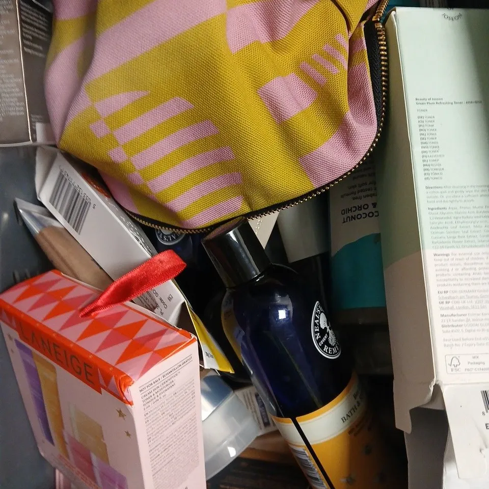 APPROXIMATELY 15 ASSORTED HEALTH & BEAUTY PRODUCTS TO INCLUDE BULL DOG MOISTURISER, NO7 FOUNDATION, NEAL'S YARD SHOWER GEL ETC 