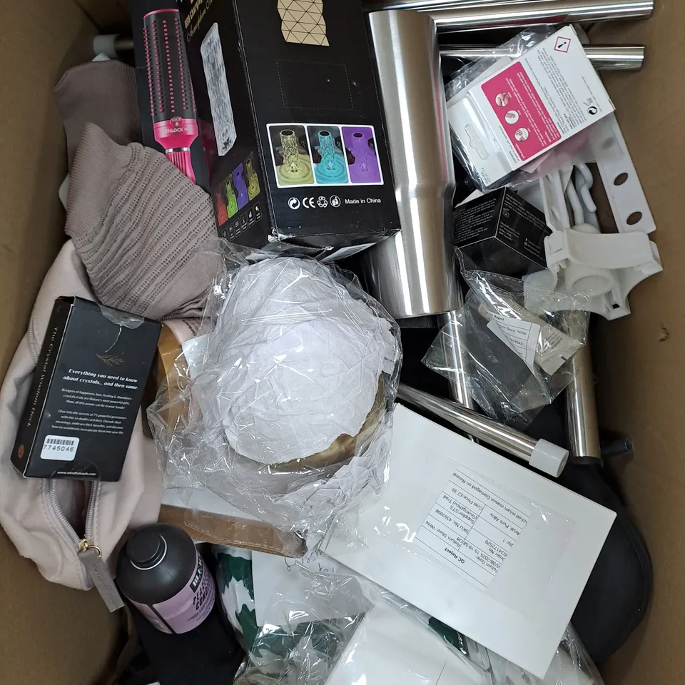 APPROXIMATELY 20 ASSORTED HOUSEHOLD PRODUCTS TO INCLUDE HAIR BRUSH, TABLE LAMP, HOME DECOR ETC 