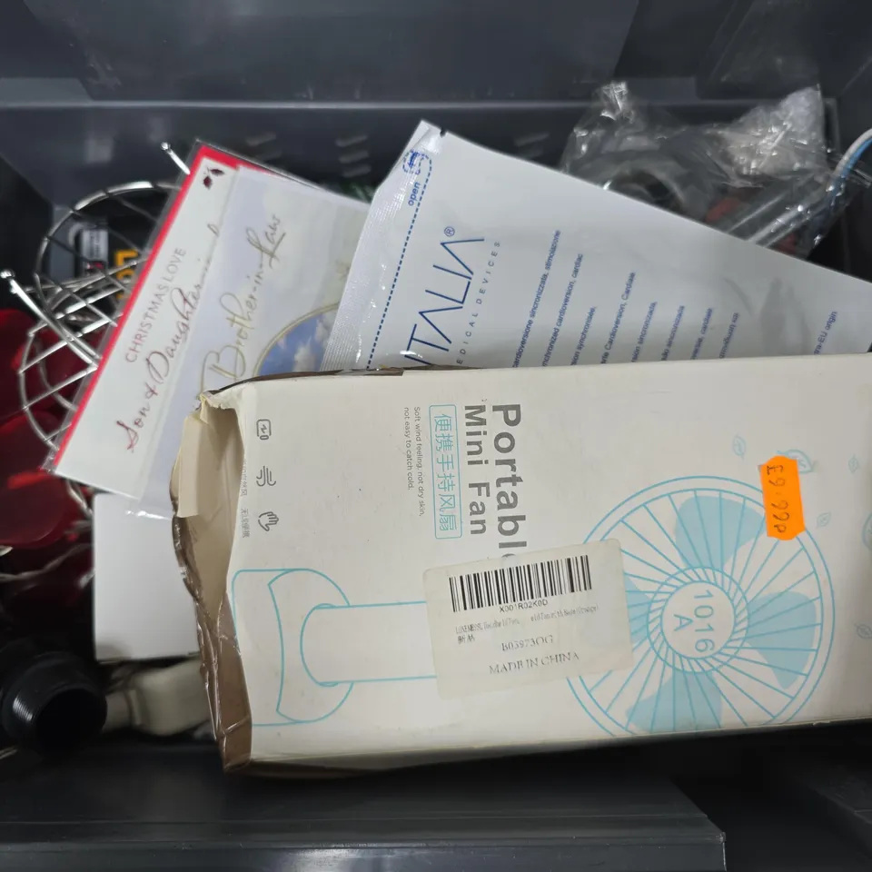 APPROXIMATELY 12 ASSORTED HOUSEHOLD ITEMS TO INCLUDE KOMELON POWERBLADE TAPE MEASURE, PORTABLE MINI FAN, FURNITURE PAINT, ETC