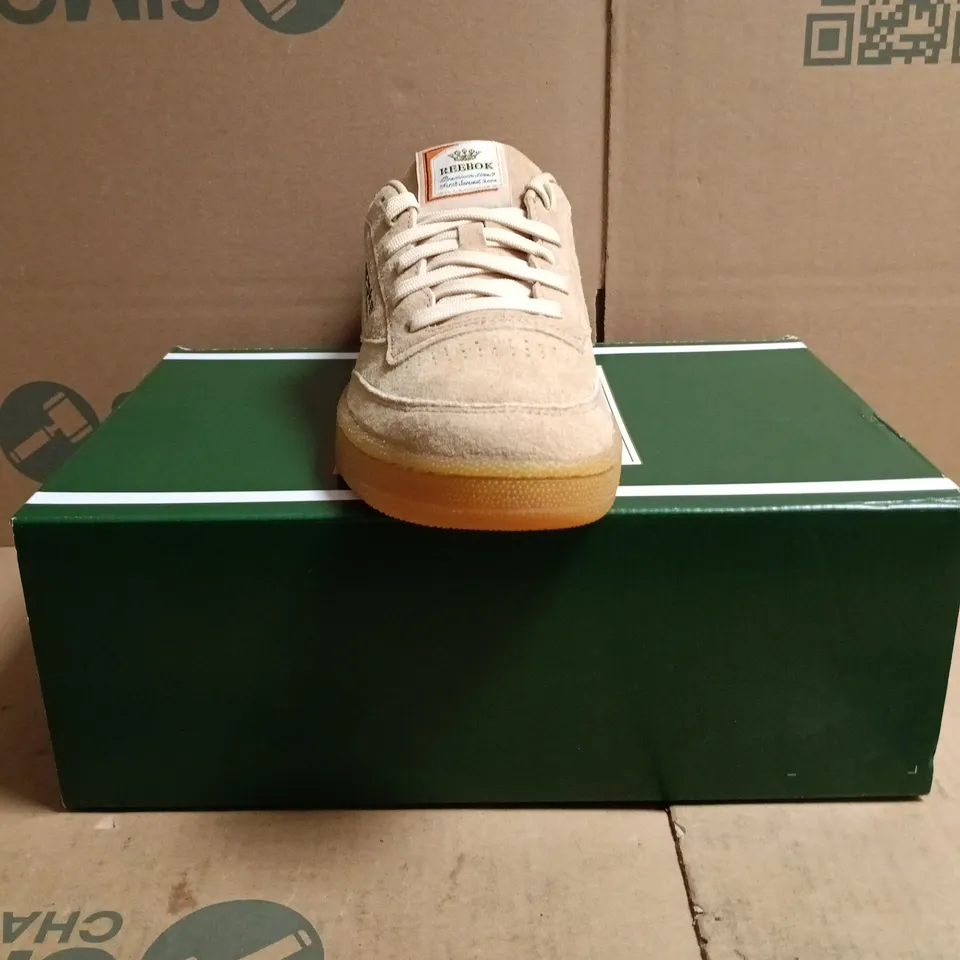 BOXED PAIR OF REEBOK CLUB C 85 TRAINERS IN TAN SIZE UK 8.5