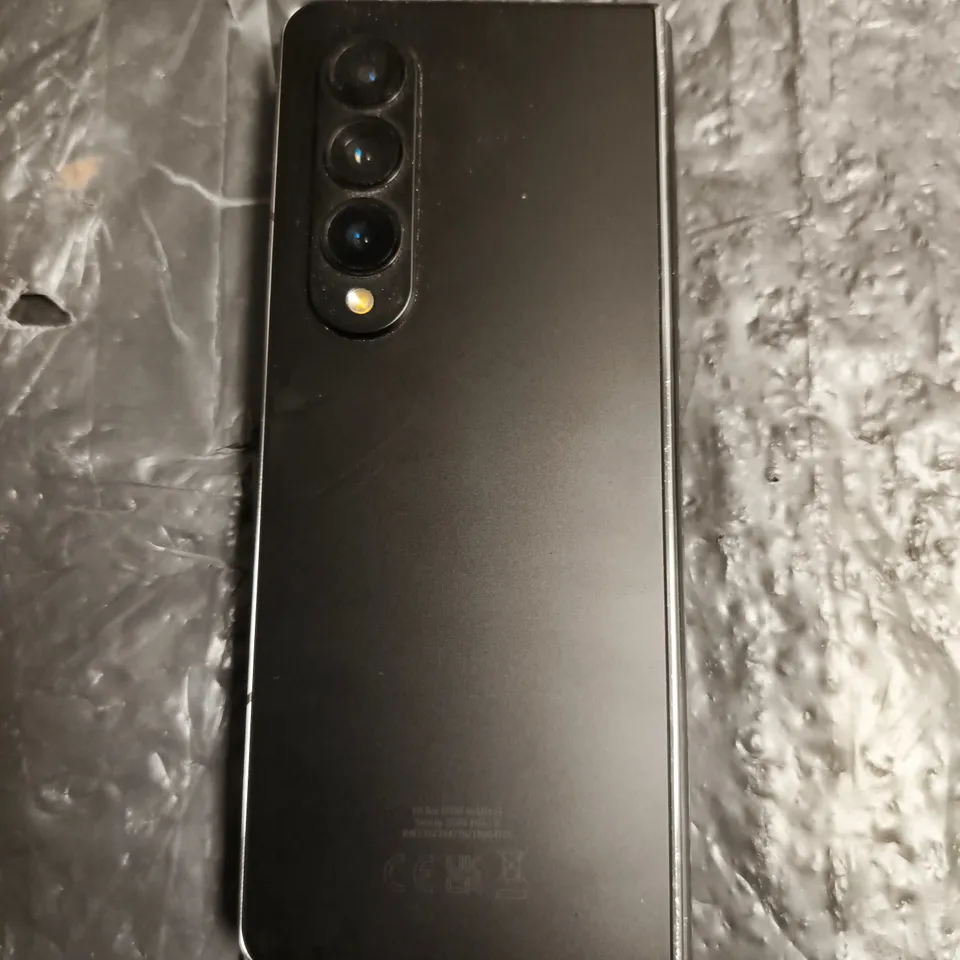 SMARTPHONE – BLACK, TRIPLE-CAMERA REAR