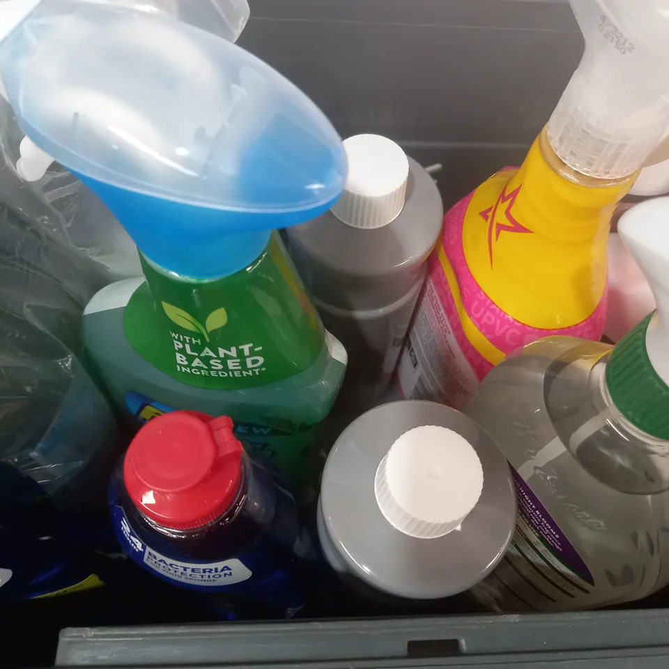 APPROXIMATELY 15 ASSORTED HOUSEHOLD ITEMS TO INCLUDE THE PINK STUFF, FLASH, SPIRITS OF SALTS, ETC - COLLECTION ONLY
