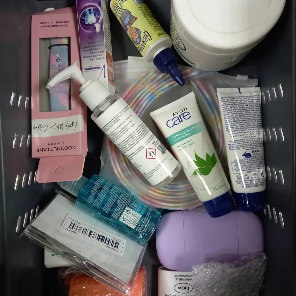 BOX OF APPROXIMATELY 15 ASSORTED HEALTH & BEAUTY PRODUCTS TO INCLUDE 3/4 LENGTH EYELASHES, MAXI SMOOTH MOISTURISER, SUNCARE ROLL ON ETC 