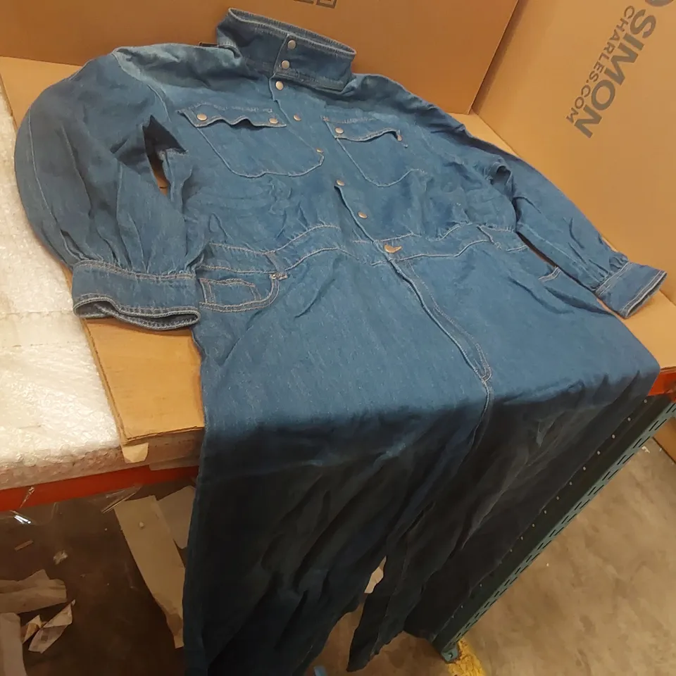 BOX CONTAINING APPROXIMATELY 8x BRAND NEW SIMPLY BE MID WASH DENIM JUMPSUITS - SIZE 26
