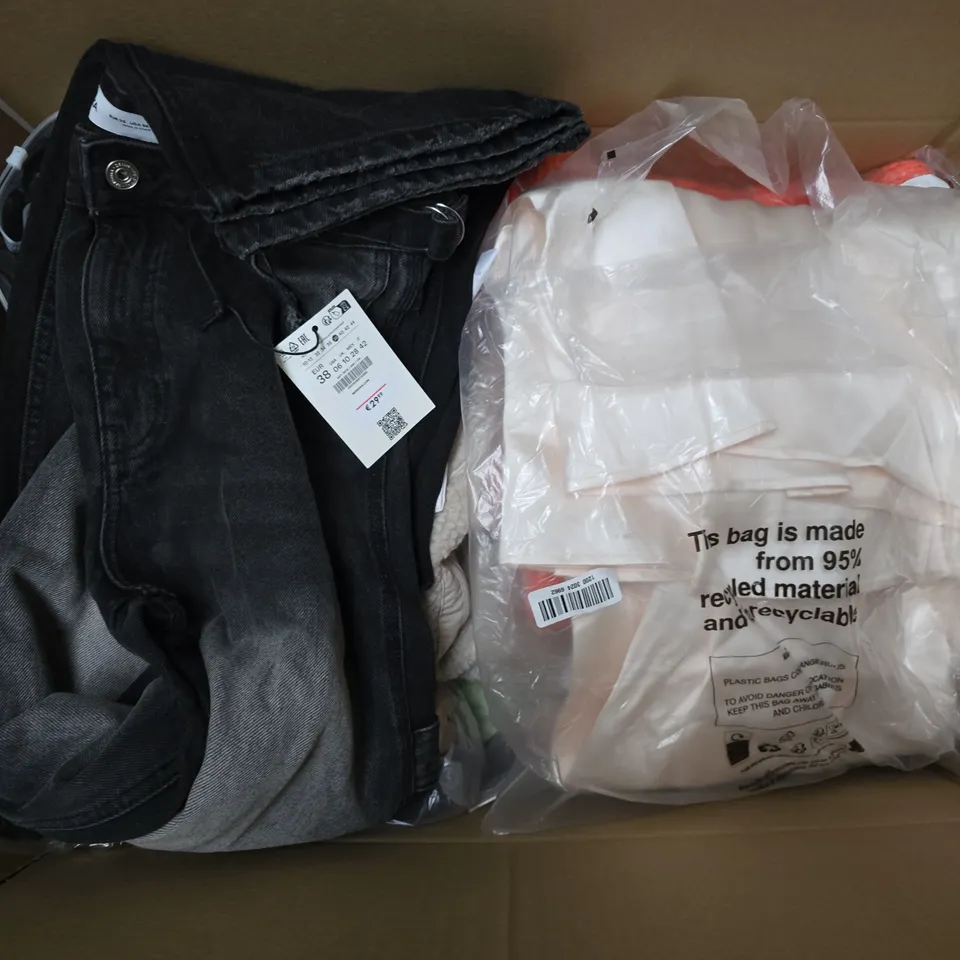 APPROXIMATELY 35 ASSORTED CLOTHING ITEMS IN VARIOUS SIZES, STYLES & COLOURS TO INCLUDE JEANS, TOPS, GILET, ETC - COLLECTION ONLY