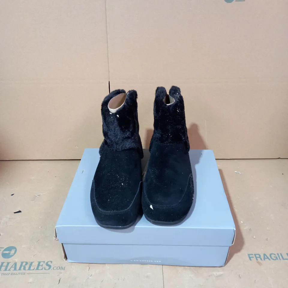 VIONIC MAIZIE SLIPPER BOOTS - BLACK - SIZE 8