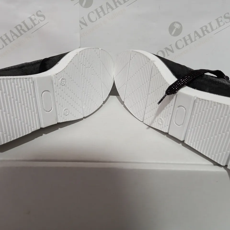 BOXED PAIR OF MODA BLACK TRAINER - SIZE 7
