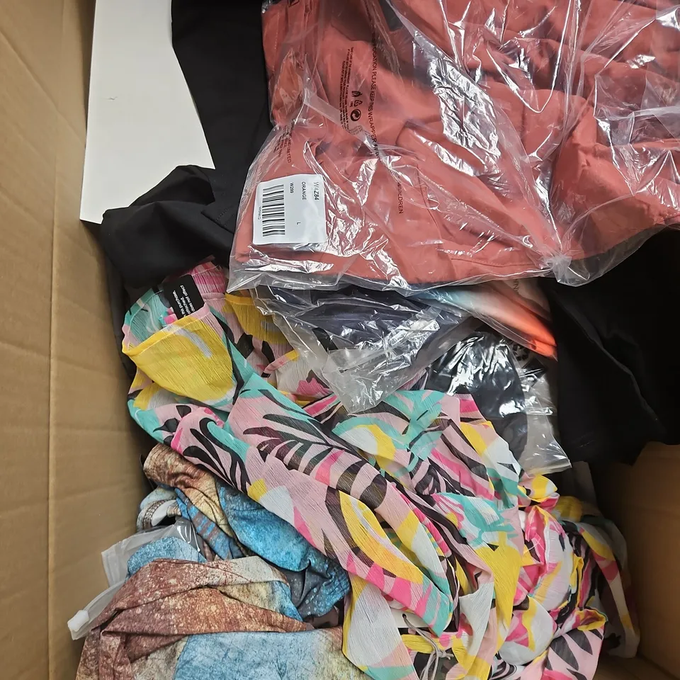 BOX OF APPROXIMATELY 20 ASSORTED CLOTHING ITEMS TO INCLUDE DRESS, SHORTS, CARDIGAN, ETC
