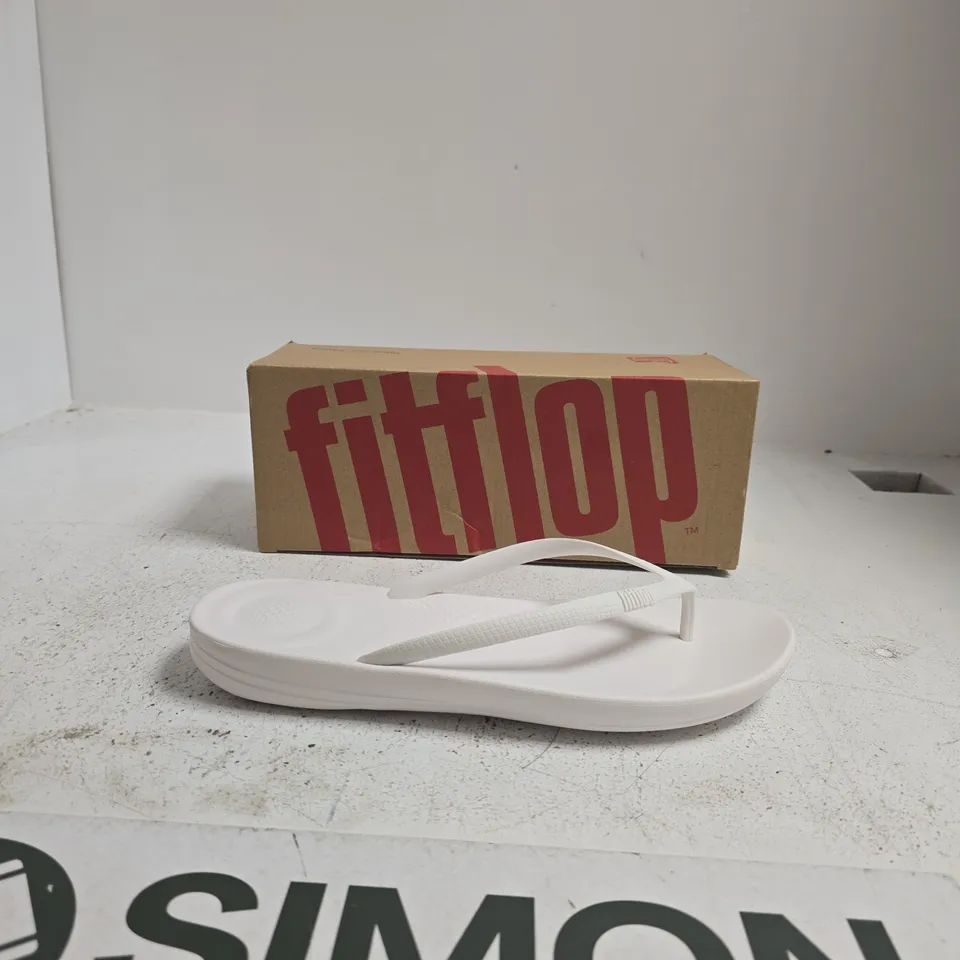 FITFLOP IQUSHION ERGONOMIC FLIP-FLOPS – URBAN WHITE, UK 8