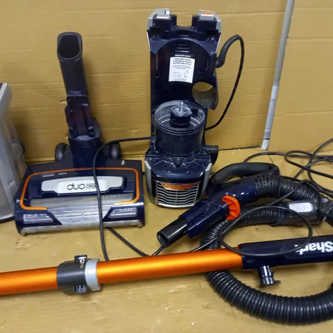 SHARK UPRIGHT VACUUM CLEANER - LIFT AWAY