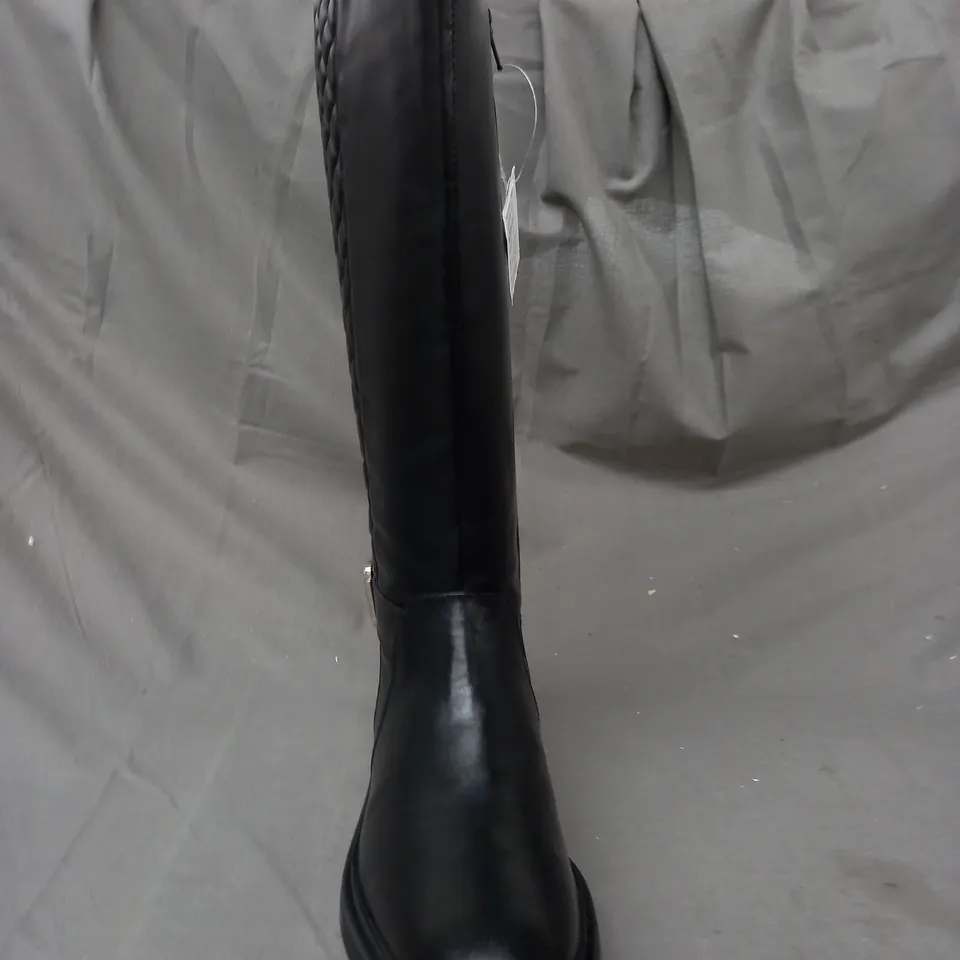 BOXED PAIR OF DESIGNER QUILTED KNEE-HIGH BOOTS IN BLACK SIZE 5