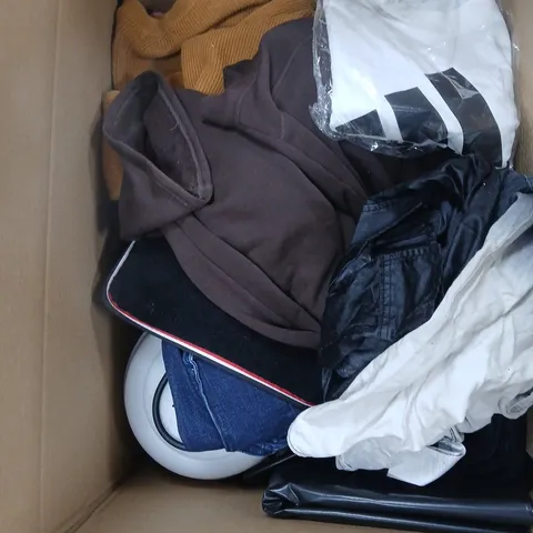 BOX WITH A MIX OF ITEMS INCLUDING CLOTHING, HOUSEHOLD ITEMS ETC. 
