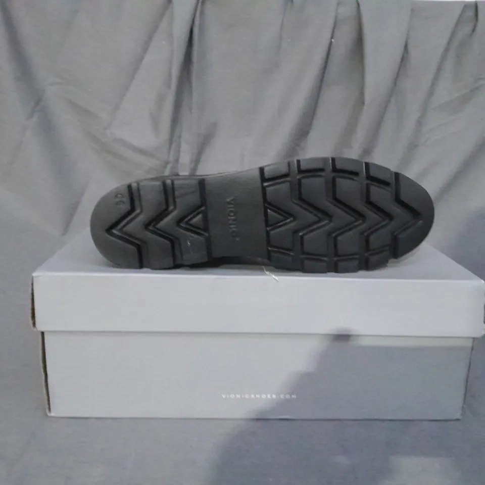 BOXED PAIR OF VIONIC LANI LACE BOOTS BLACK SIZE 7