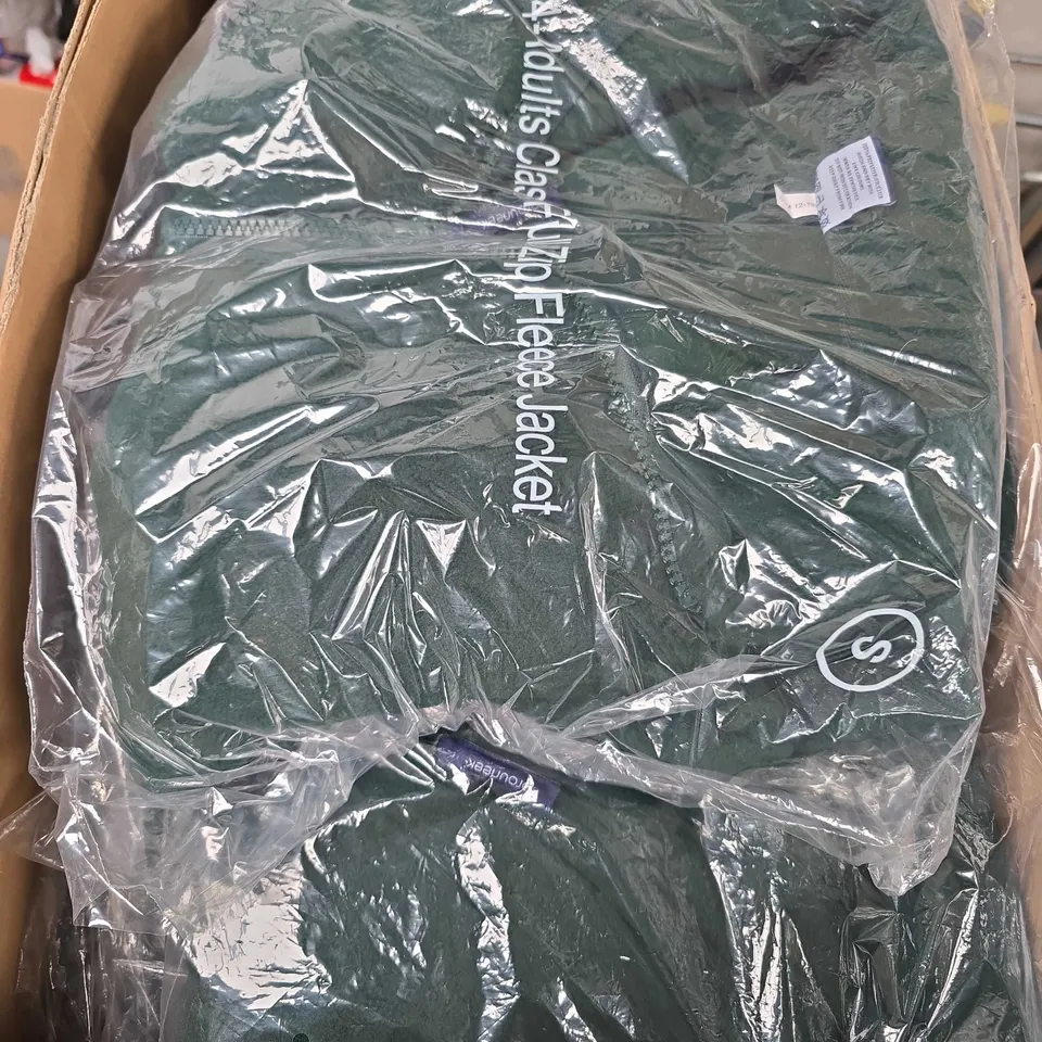 APPROXIMATELY 10 ADULTS CLASSIC FULL ZIP FLEECE JACKETS IN GREEN - VARIOUS SIZES 