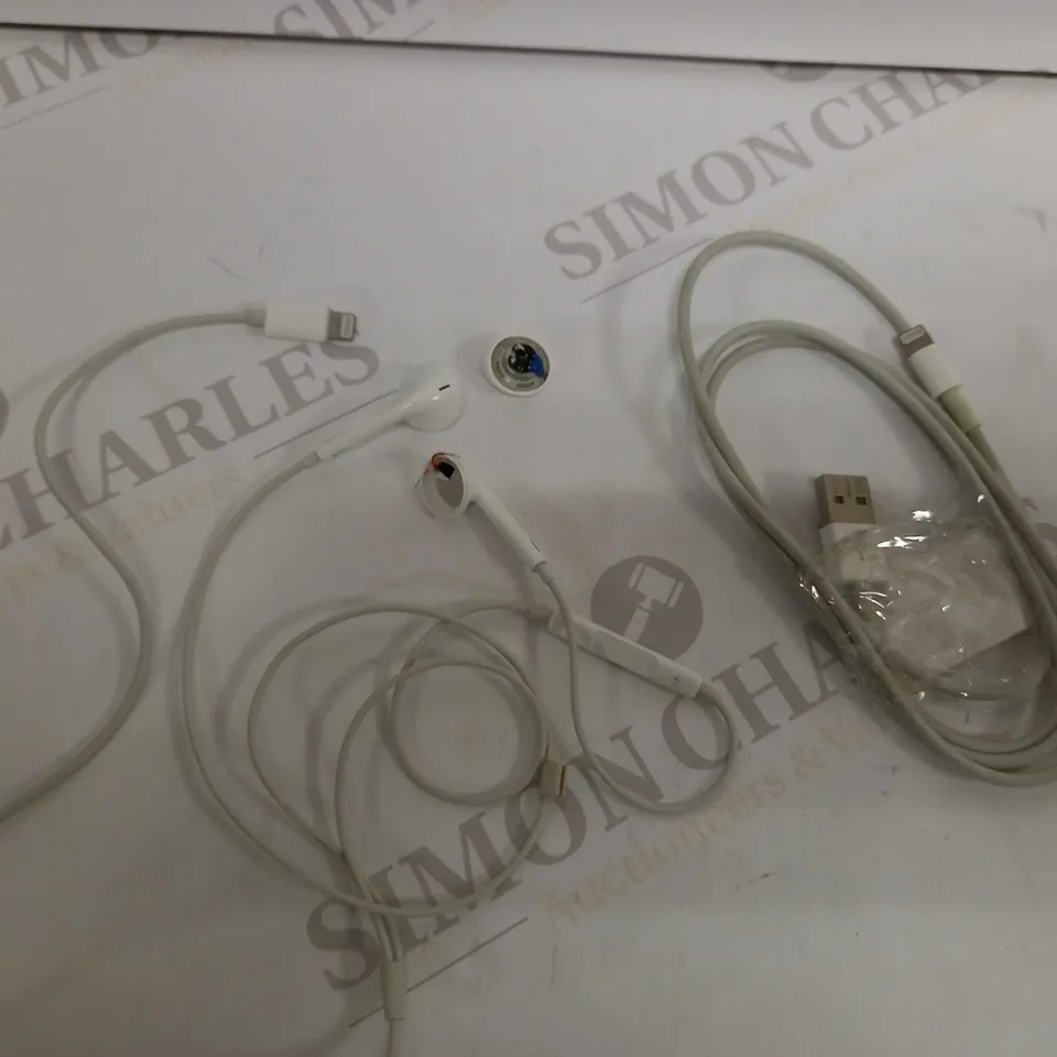 LOT OF 2 APPLE PRODUCTS TO INCLUDE WIRED EARPHONES & CHARGING CABLE 