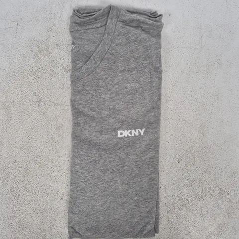 DKNY T-SHIRT IN GREY SIZE XL