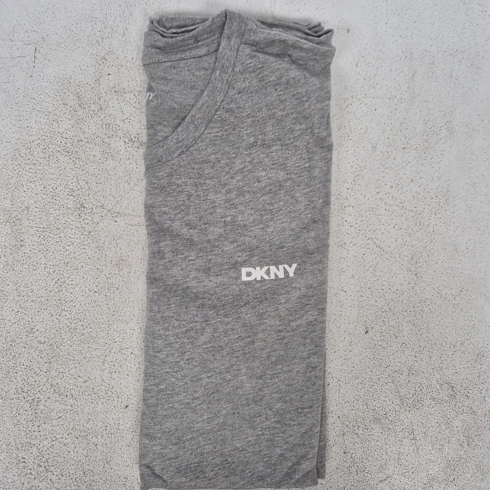 DKNY T-SHIRT IN GREY SIZE XL