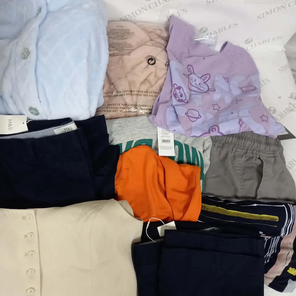 BOX OF APPROXIMATELY 25 ASSORTED CLOTHING ITEMS TO INCUDE - JACKETS, TROUSERS, TSHIRTS ETC