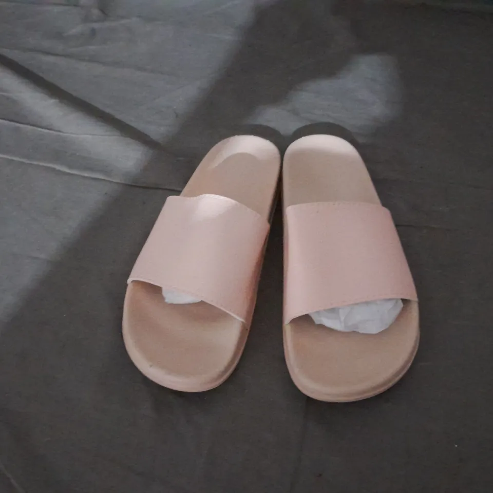 APPROXIMATELY 10 PAIRS OF SLIPPERS IN VARIOUS SIZES TO INCLUDE SIZE 5