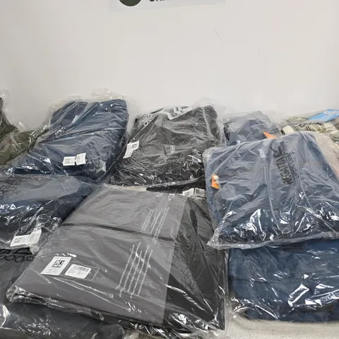APPROXIMATELY 31 ASSORTED BRAND NEW REGATTA CLOTHING ITEMS IN VARIOUS SIZES, STYLES & COLOURS