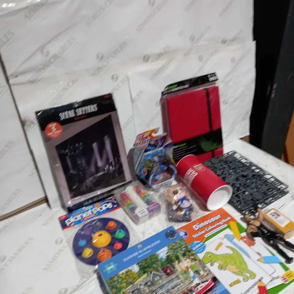 LOT OF APPROXIMATELY 10 ASSORTED ITEMS TO INCLUDE FIDGET TOYS, JIGSAWS AND TEDDIES