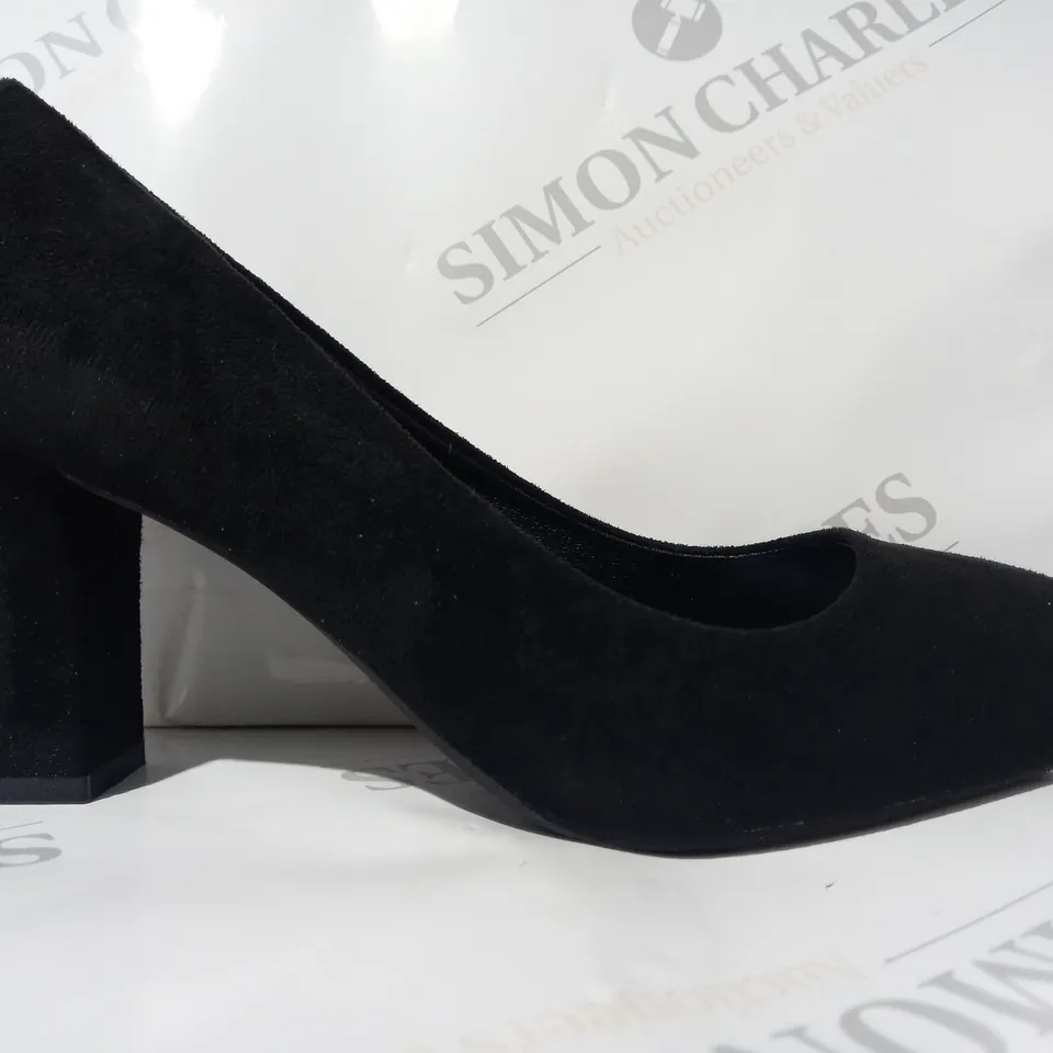 BOXED PAIR OF DESIGNER POINTED TOE BLOCK HEEL SLIP-ON SHOES IN BLACK EU SIZE 41