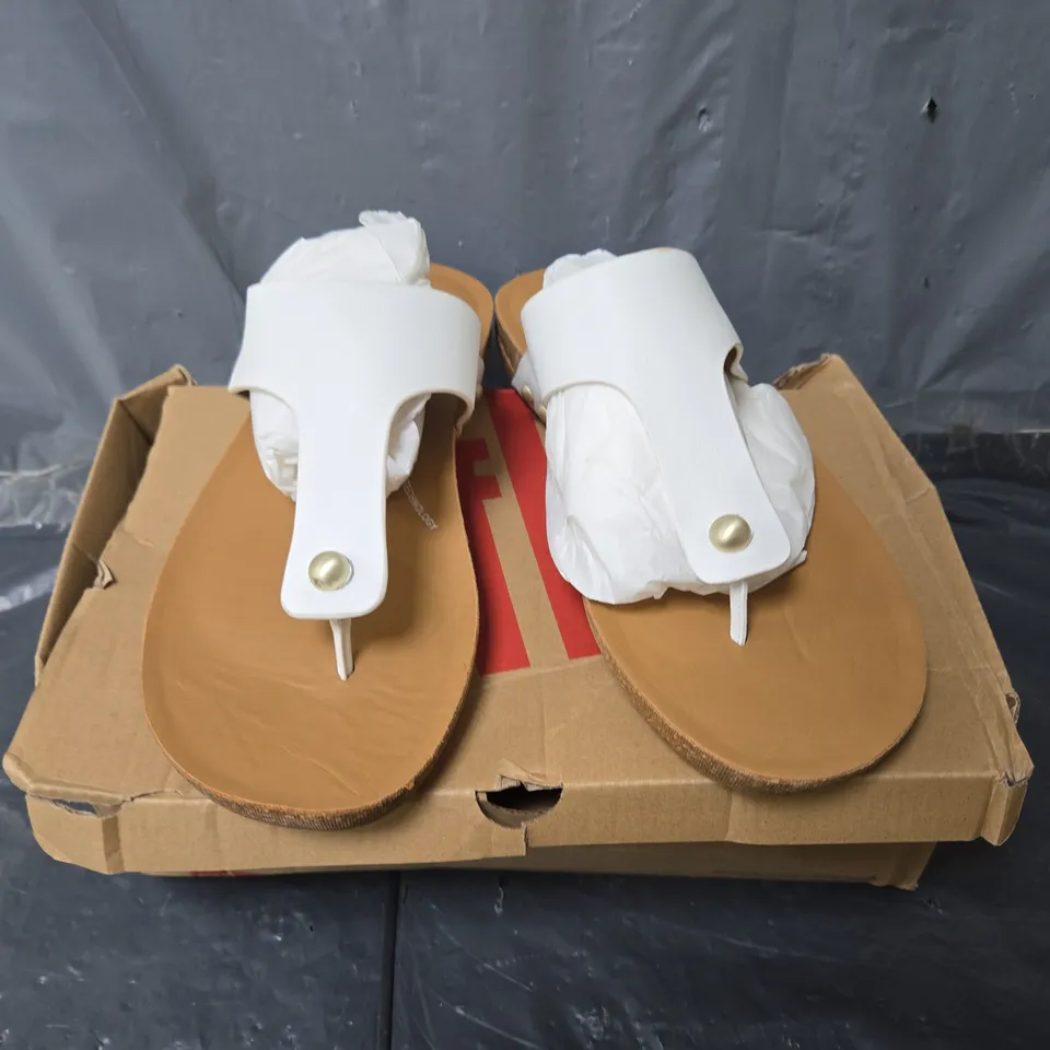 BOXED PAIR OF FITFLOP IQUSHION LEATHER TOE-POST SANDALS IN URBAN WHITE - UK 6.5