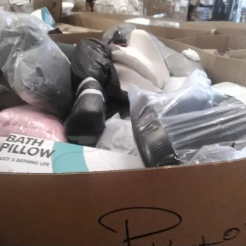 PALLET CONTAINING A LARGE QUANTITY OF PILLOWS