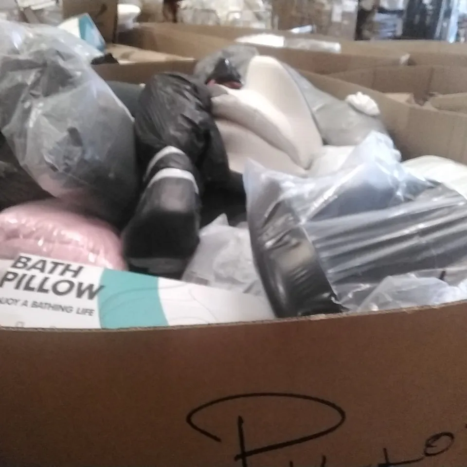 PALLET CONTAINING A LARGE QUANTITY OF PILLOWS