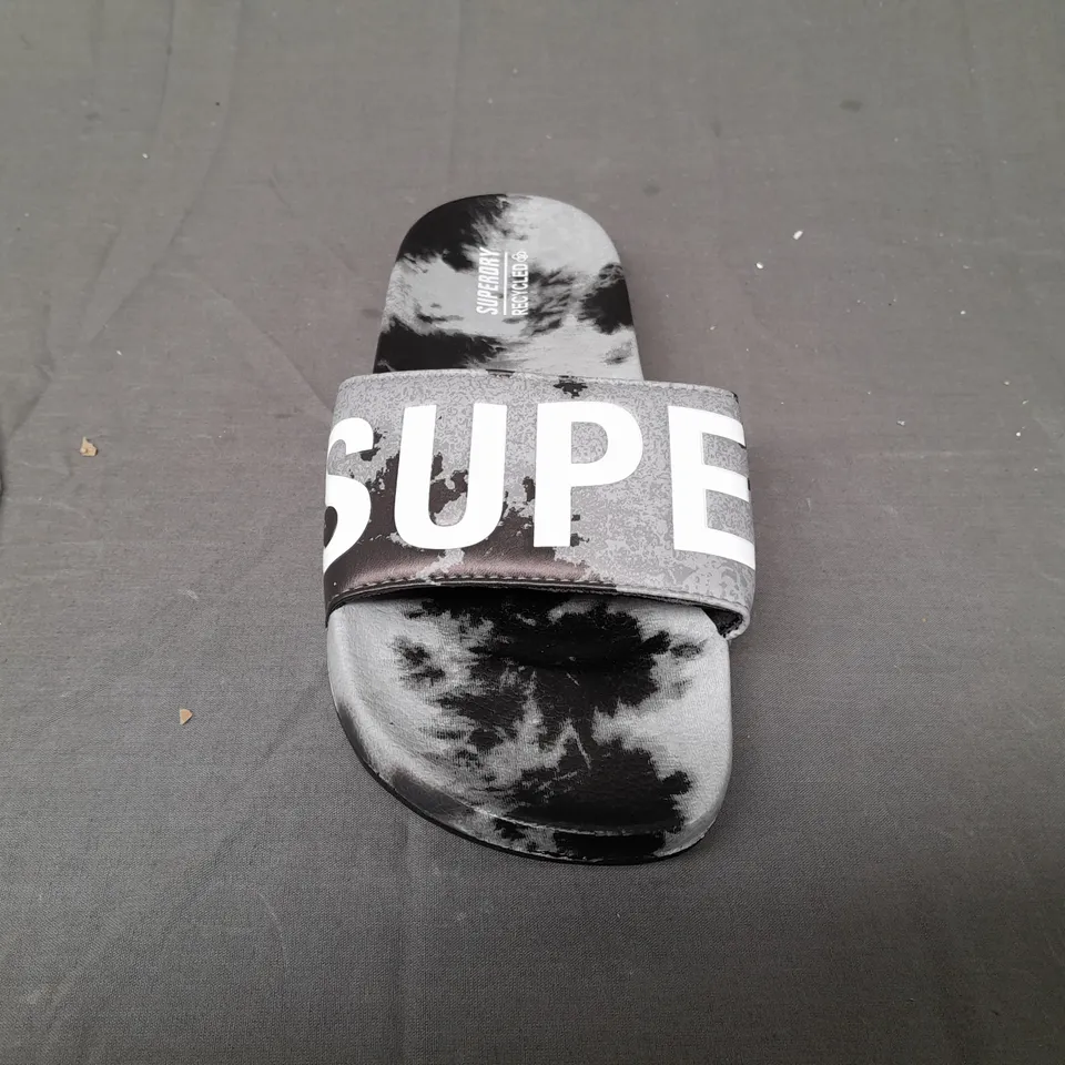 PAIR OF SUPERDRY SLIDERS IN BLACK/GREY SIZE UK 7/8 